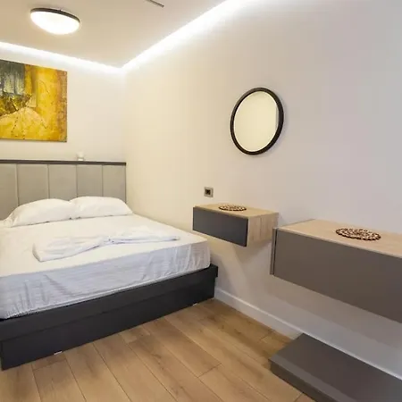 Erlis Comfy Cozy 2 Komuna Parisit Apartment *